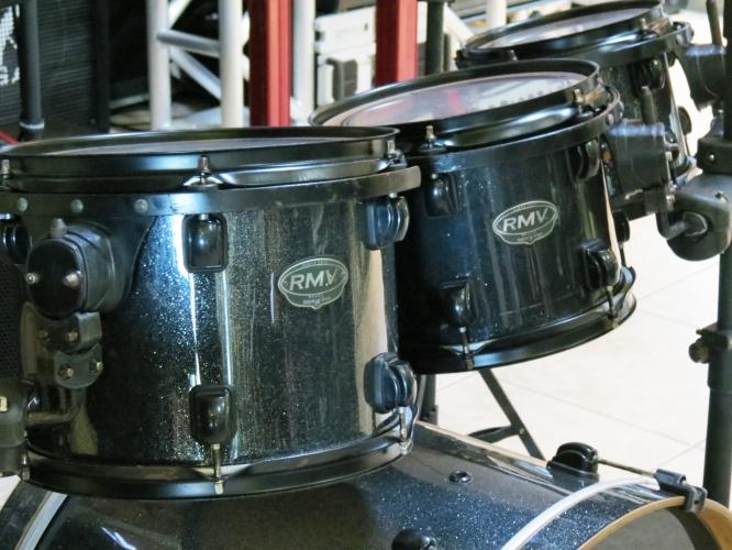Foto do produto Bateria RMV, Bumbo 22'', tons 8''10''12'', surdo 14'' (Usada) Foto do produto Bateria RMV, Bumbo 22'', tons 8''10''12'', surdo 14'' (Usada)