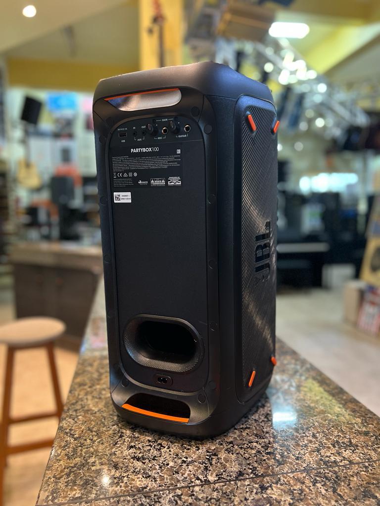 Torre de som JBL PartyBox 100 com efeitos de luz - CMK