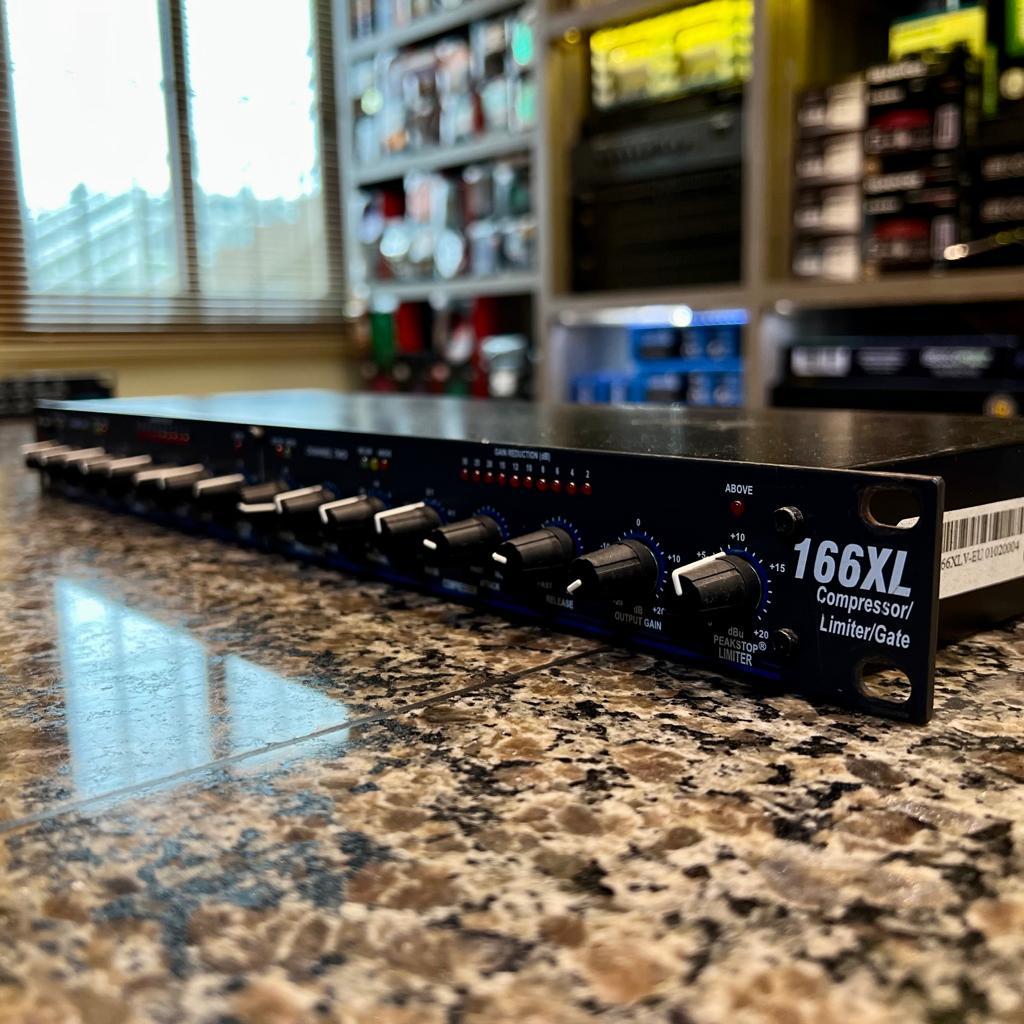 Compressor / Limiter / Gate DBX 166XL (usado) - CMK