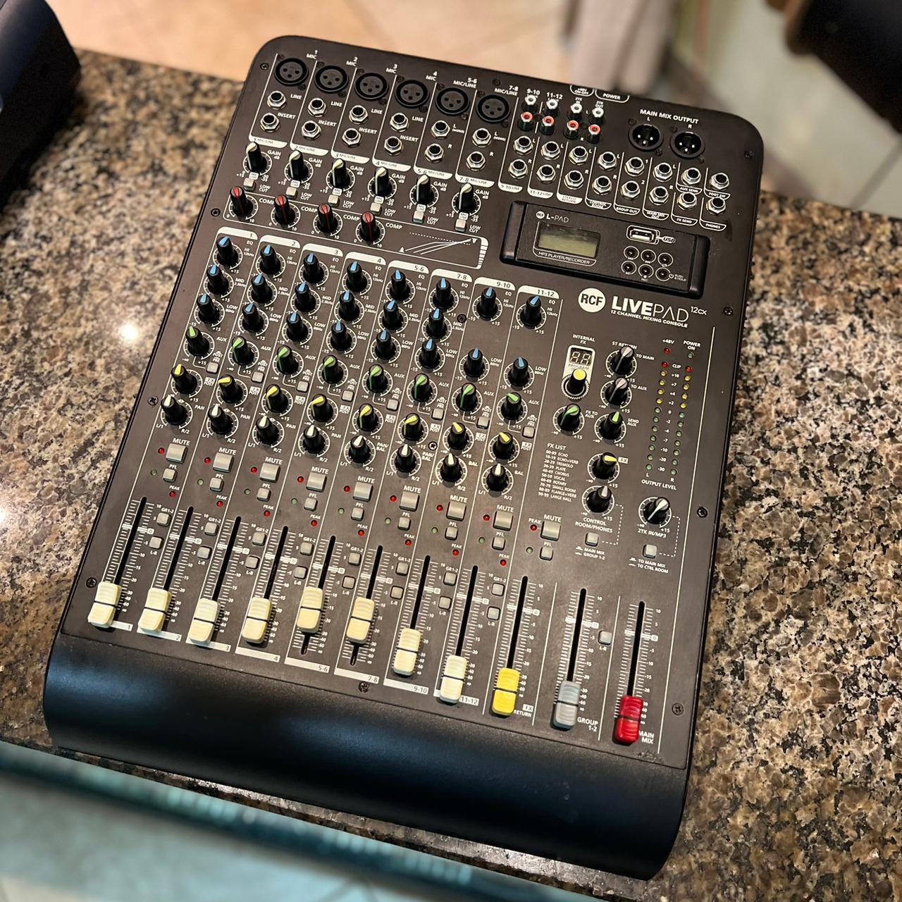 Foto do produto  Mixer RCF Live Pad 12 canais (Usado)