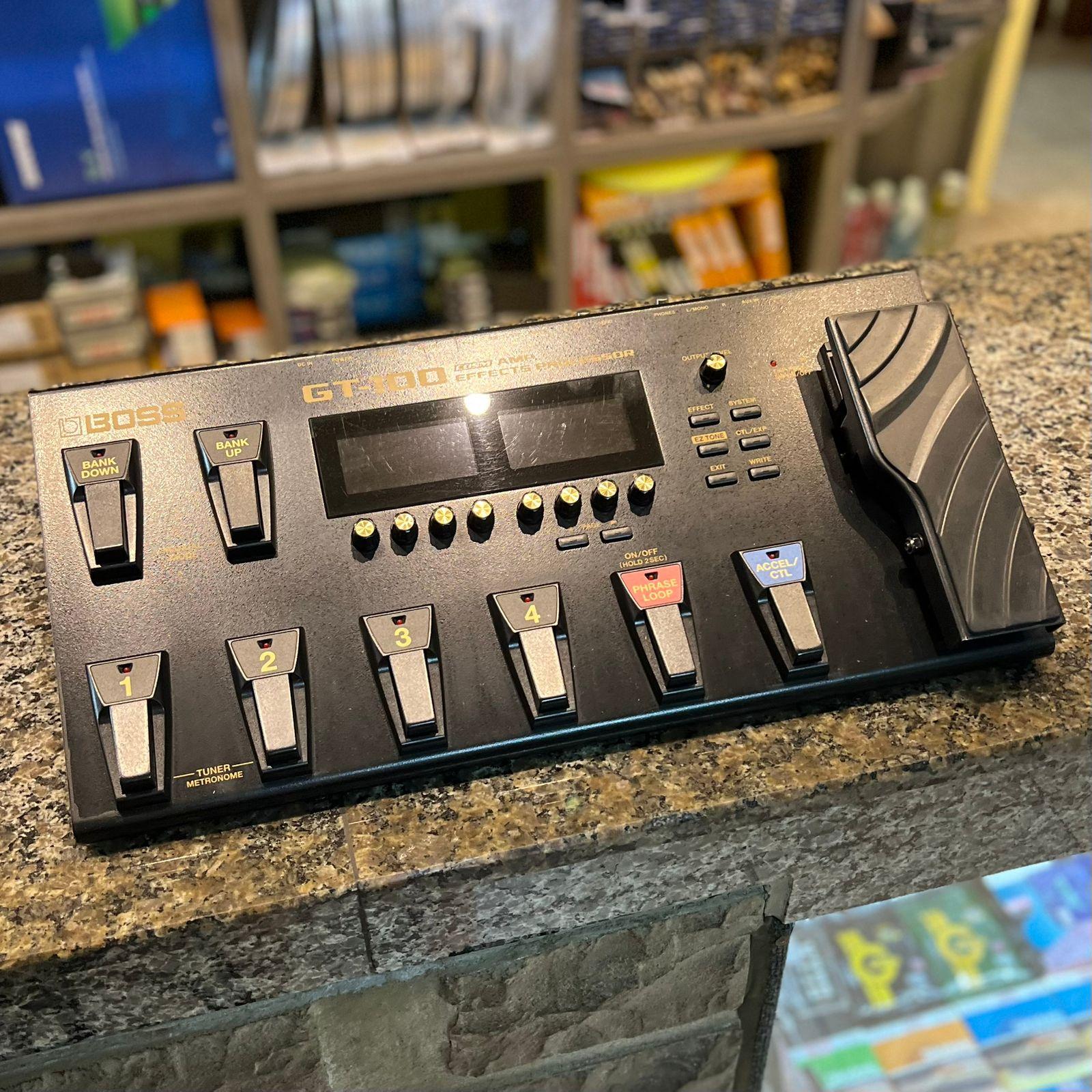Foto do produto Processador de Efeitos e Amplificadores GT-100 Boss (usado)
