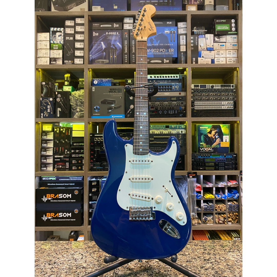 Foto do produto  Guitarra Fender Squier Affinity Stratocaster (USADO) Foto do produto  Guitarra Fender Squier Affinity Stratocaster (USADO)