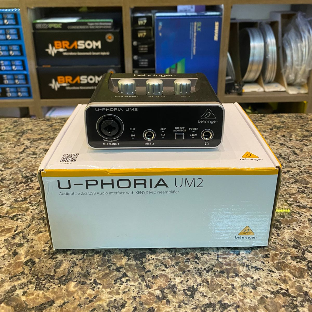Foto do produto  Interface de áudio Behringer U-Phoria UM2 preta 