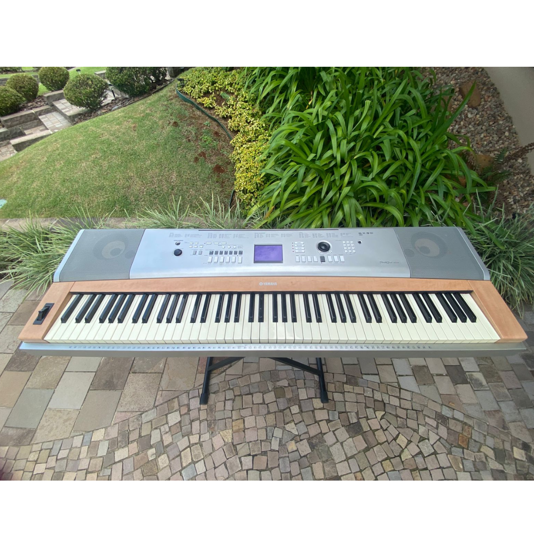Foto do produto  Teclado Yamaha Portable Grand DGX-620 (Usado)