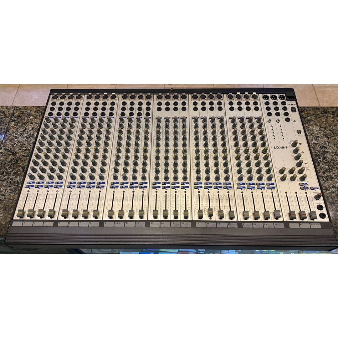 Foto do produto Mixer Staner UX-24 com case de madeira (usada) Foto do produto Mixer Staner UX-24 com case de madeira (usada)