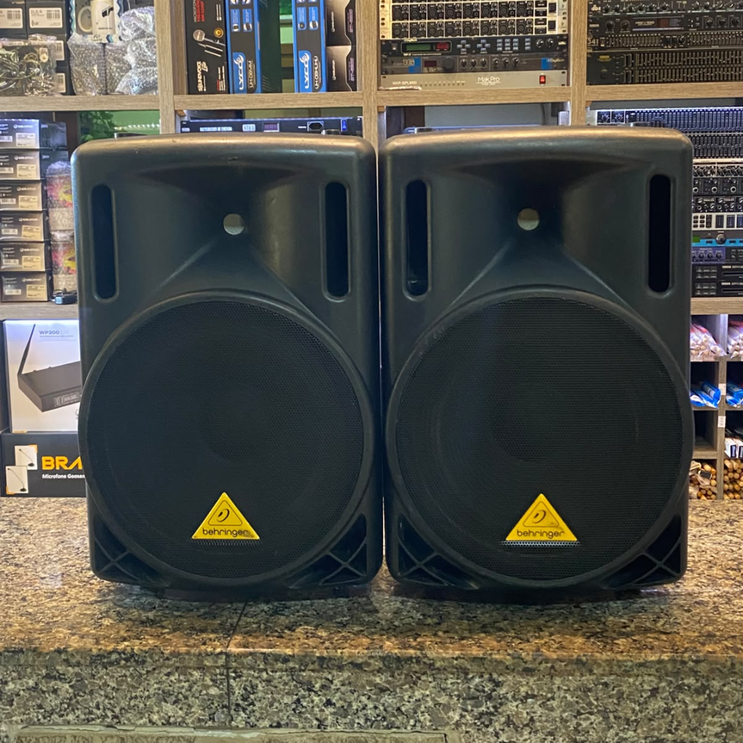 Foto do produto Par de caixas Behringer Eurolive B212D com bag (usadas) Foto do produto Par de caixas Behringer Eurolive B212D com bag (usadas)